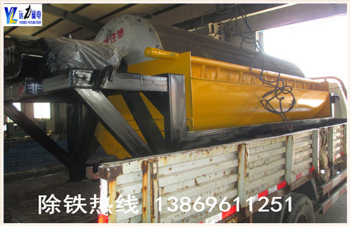 抛丸机永磁筒式磁选机工作原理：  　　经原料矿石筛选后由进料器从干式磁选机的顶部,通过料斗连接,在流动到顶部的辊子松动,状态下降时,铁磁性材料通过重力和磁力,快速落在滚筒上,并吸附在滚筒表面.  　　非磁性有色金属材料在重力作用下落在磁性材料的外面.这些材料随着筒体的旋转,非磁性材料在重力作用下从气缸下落,在滑槽中.含铁磁性材料吸附在圆筒的表面上并继续旋转,直到其不具有磁力.材料从带式输送机排出,并最终分成含铁材料和无铁材料.  　　3.抛丸机永磁筒磁选机实验  　　潍坊开云手机官方版在线入口-开云(中国)配备各类选矿实验的磁选设备,型号齐全,优质低价,可定制,并且公司成立了大型选矿实验室,可以普通的金属矿物和非金属矿物加工在机器上和实验室为客户分析其成份,并为客户推荐客户使用相关型号.