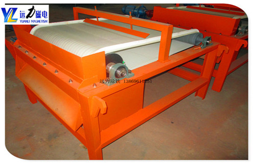 1.小型干式磁选机受欢迎的原因 1.1.由于近期铁矿石价格继续上涨,磁选矿机的节能效率提出了新的要求; 1.2.小型干式磁选机市场,不仅为用户降低投资成本,而且可以创造相当的经济价值. 1.3.小型干式磁选机的普及,使得一些老式磁选机逐渐淘汰. 1.4.开云手机官方版在线入口-开云(中国)提供完善的生产小型干式磁选机,所生产的设备得到了广大用户的广泛赞誉,该设备采用永磁系统,采用移动式式运行方式提高了材料的利用率. 1.5.小型磁选机设备在行业中推动新型设备的发展,进一步满足除铁工业的需要,并在除铁工业的应用中发挥了很大的推动作用 2.矿用小型磁选机价格与磁系的关系 2.1磁选机的价格和磁块的尺寸是密不可分的,有很多用户不明白与磁块的关系,今天远力小编给你一个详细分析它们之间的关系,磁管包括磁块和圆筒,我们先核算下成本价格,磁块的价格还没有下降,一块高强磁的磁强度会几百块钱,这样我们可以计算出来. 2.2磁选机滚筒的尺寸越大,所需磁铁的磁场强度越大,磁性块越高,磁铁的强度要求也越高,使得磁选机的价格由气缸的成本决定.