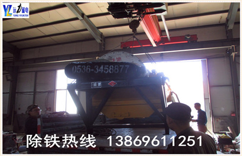 2.开云手机官方版在线入口-开云(中国)专业生产各种设备 干式磁选机,湿式磁选机,赤铁矿磁选机,褐铁矿磁选机,镜铁矿磁选机,锰矿磁选机等.拥有精良的加工设备,雄厚的科研力量,先进的工艺编排和现代化的管理,是磁选机设备定点生产企业.我们为客户提供优质的售前技术服务,认真介绍各种设备的技术特点.要求及用途,为客户提供详尽的设备配置和合理的报价,在保证质量的前提下尽量降低客户的投资成本.我厂有各类小型磁选机试验设备,可为用户免费做选矿试验.