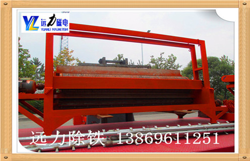 1.1.锰矿湿式磁选机圆筒转速：  　　转速的转速,这样的设计直接决定了矿物颗粒所受到的离心力的大小.旋转速度增加,通过磁场吸引力,即使其中的小块矿物颗粒被甩入尾矿,精品矿物的品位也得到提升,但对铁回收有一些不是特别全面的影响.应该特别注意浓缩物的质量和处理量,所以湿式磁选机的滚筒的转速应当适当地改变.  　　1.2.锰矿湿式磁选机磁偏角：  　　磁偏角的大小,决定了分选区域的大小.矿物物料随着磁偏角的增大,分选面积变小,分选时间缩短,浓缩品级别提高,对其它方面的影响相对较小,可以获得满意的结果.公司的湿式湿式磁选机磁性系统非常完善,磁路合理,磁偏角可根据不同矿石特性要求,可在5°-25°范围内调整.  　　1.3.锰矿湿式磁选机工作间隙：   工作间隙为气缸和罐体之间的扫掠区域底部,用于最小浆料通过截面.其尺寸决定了湿式磁选机的容量,间隙越大,体积越大,但尾渣损失越多;相反,加工量小,影响生产,根据不同情况,间隙一般为35-60mm.  　　1.4.锰矿湿式磁选机在间隙处：   在集中器处的间隙,根据生产能力确定.太小影响矿石的排放,而尾矿等级也增加,降低了加工能力;根据浓缩物的大小,间隙为15-25mm,一般取20mm.  　　锰矿湿式磁选机厂家提醒用户不仅要考虑质量,性能和价格因素,还要考虑厂家的售后服务,良好的售后服务为客户减少不必要的麻烦数量.潍坊开云手机官方版在线入口-开云(中国)始终坚持“客户至上”的态度,执行高标准,高品质的服务态度,定期对客户满意度进行调查,并严格监督售后服务的质量,以消除客户的顾虑,购买用户完全没有后顾之忧.