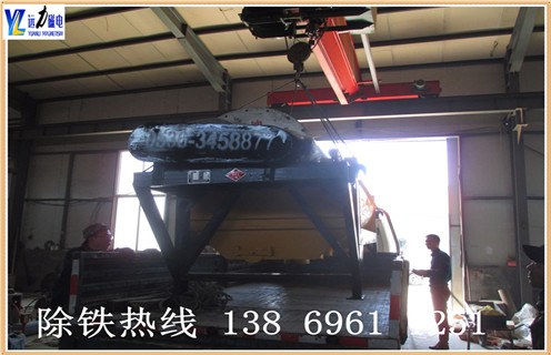 为什么普通型干式磁选机的跑尾情况比较高,潍坊开云手机官方版在线入口-开云(中国)生产的干式磁选机具有磁系设计结构先进.整机重量轻.运转快速可靠.而且维修方便.干式磁选机非常适用于干旱缺水地区, 这样不仅能够节省水资源,而且能够为客户降低选矿成本,为超贫磁铁矿开采和利用开辟了一条新途径.​