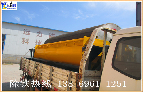 .远力干式磁选机新型设计,减少尾矿跑尾  　　开云手机官方版在线入口-开云(中国)
独创的专利技术,采用吸附.去杂.提纯.脱磁4段复合磁系的排列方法,采用优质铁氧体和钕铁硼材料与稀土磁钢复合而成.此种磁系排列方法可广泛应用于贫磁铁矿的富集提纯.河沙选铁.钢渣提纯.钛铁矿分离等,干式磁选机非常适用于干旱缺水地区,节省水资源,降低选矿成本,为超贫磁铁矿开采和利用开辟了一条新途径. 采用独有变频调速电动机,使用寿命长,运行故障低,可随时调节粗精矿品味高低