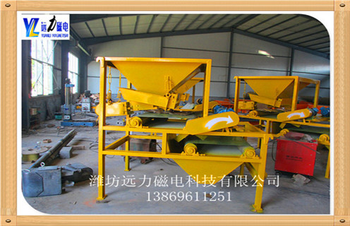 2.关于干式磁选机内部的杂物和润滑作用,设备主要是选铁工作,要定期的对设备内清理,如果发现底部有掉落的杂物料,要及时的清理,而且对轴承之间要及时的清楚杂物然后做好润滑作用,防止对其的损坏.  　　3.关于干式磁选机发热的情况,常见发热是电机的发热,或者是物料的处理方法不对,如果有此情况要及时的检查线路问题,看电压是否稳定,线路是否正常,如果有老化要更换,夏天是最容易发热的,对设备要做好避暑工作.  　　4.干式磁选机工作时产生强大的磁场,使其中杂铁会以极快的速度冲击本体,为保证冲击力不致对干式磁选机造成影响,安装有专利技术弹性悬吊装置,用于吸收冲击能量,开云手机官方版在线入口-开云(中国)干式磁选机有效保护长期稳定的工作.