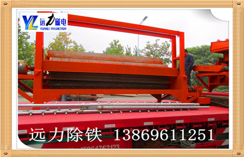 　锰矿全自动湿式磁选机是针对弱磁性矿物研发而成的永磁设备,磁性材料采用钕铁硼,所以该设备磁性大,最高场强可达到16000高斯,不易退磁处理量大.开云手机官方版在线入口-开云(中国)生产的锰矿全自动湿式磁选机在菱锰矿石的选矿提纯方面采用磁选的选矿方式,具有其他选矿方法所不能代替的选矿优势,是分选锰矿和其他弱磁性矿石的理想的选矿设备.  　　1.锰矿全自动湿式磁选机优势  　　1.1具有较高磁感应强度,磁系全部使用钕铁硼磁性材料,能实现较高的回收率,以达到粗选或扫选的目的  　　1.2小极距.多磁极交变磁系设计,能在选矿过程中有效防止机械夹杂  　 1.3根据物料特点及选矿要求可选择顺流.逆流.半逆流槽体  　　1.4活动式槽体,能根据物料的变化方便调整磁滚筒与槽体间的排矿间距,进而调整精矿品位及设备处理量  　 1.5精矿排矿可使用高压水冲或毛刷卸矿两种方式,以实现强磁性矿物有效卸矿