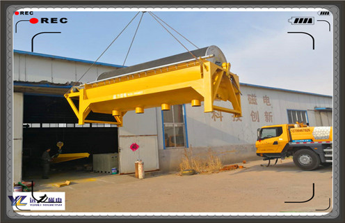 江西磁选机厂家,磁选机适用于粒度3mm以下的磁铁矿、磁黄铁矿、焙烧矿、钛铁矿等物料的湿式磁选,也用于煤、非金属矿、建材等物料的除铁作业。磁选机的磁系采用优质铁氧体材料或与稀土磁钢复合而成,筒表平均磁感应强度为100~600mT。根据用户需要,可提供顺流、半逆流、逆流型等多种不同表强的磁选。开云手机官方版在线入口-开云(中国)磁选设备具有结构简单、处理量大、操作方便、易于维护等优点。 一、江西磁选机厂家产品特点 1、贫铁矿经粗碎或中碎后的粗选,排除围岩等废石,提高品位,减轻下一道工序的负荷。 2、用于赤铁矿还原闭路焙烧作业中将未充分还原的生矿选别,返回再烧。 3、用于陶瓷行业中将瓷泥中混杂的铁除去,提高陶瓷产品的质量。 4、燃煤矿、铸造型砂、耐火材料以及其它行业需要用的除铁作业。 二、江西磁选机厂家产品详介 1、磁选机磁系磁场性能较高,磁感应强度高,磁场深度大,成品物料要高于同规格设备的20%,成为目前市场上是热门设备之一。 2、衬板磨损少,磁选机轴承具有过高承载能力,使磁选机在运转中无任何异常故障的出现,运转非常平稳可靠,有效提高磁选机的生产和处理能力。 3、应用范围广,磁选机槽体可分为顺流式、逆流式、半逆流式三种,用户可根据不同的需求进行选取,满足不同物料的应用。 4、品位高、负荷低,贫铁矿经粗碎或中碎后的粗选,排除围岩等废石,提高品位,减轻下一道工序的负荷。